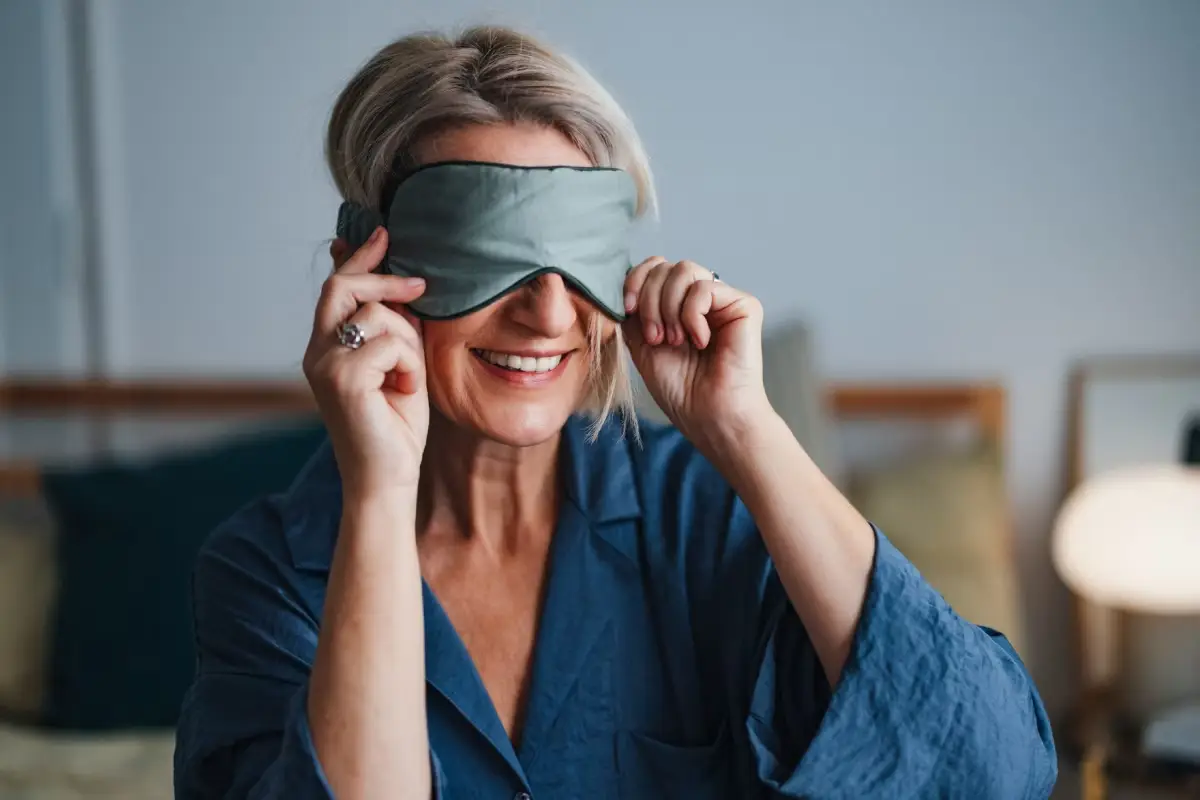 Mulher prova tapa-olhos na hora de dormir